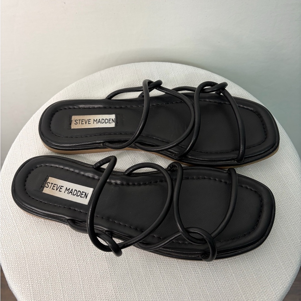 Steve Madden Black Strappy Flat Sandals women’s Size 8.5(B114)✨